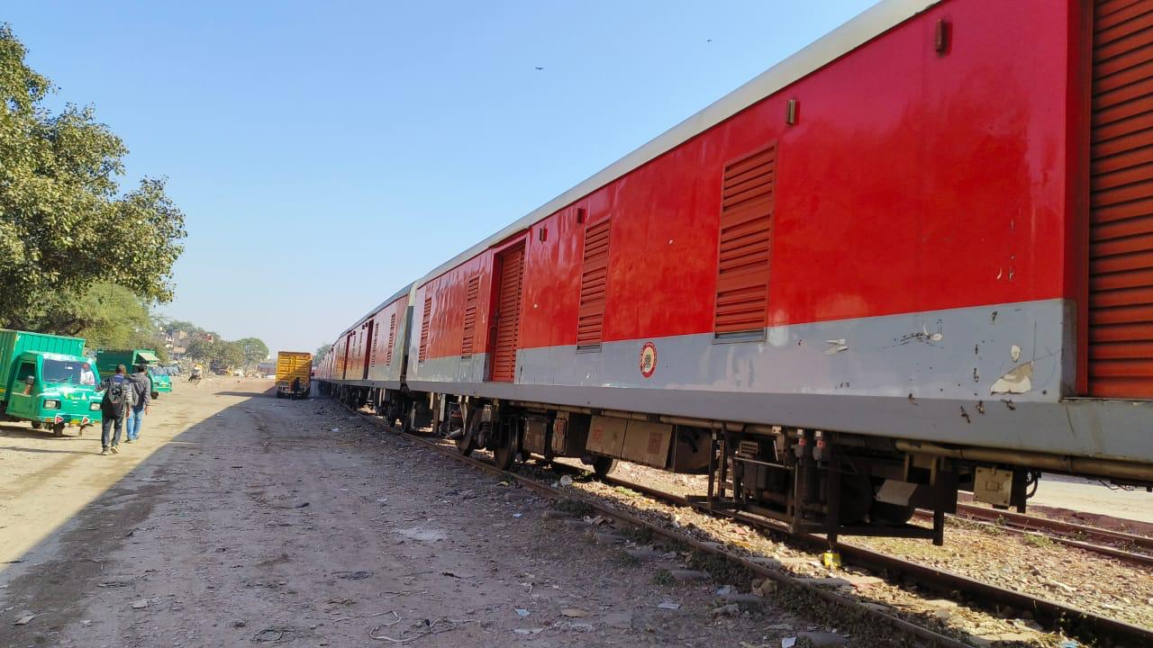 Parcel logistics and rail-side goods movement